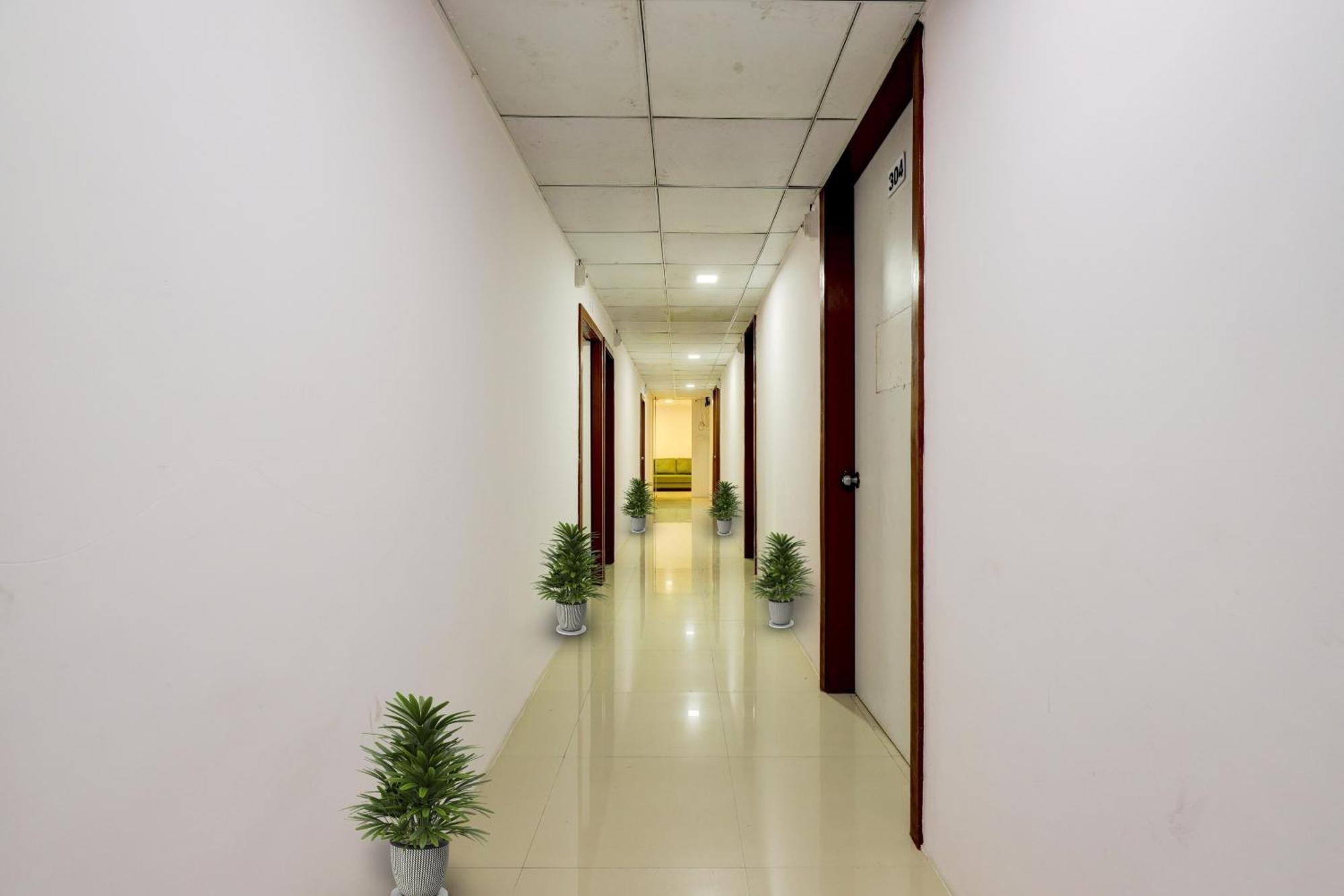 Hotel O Cozy Rooms Surat Exterior photo