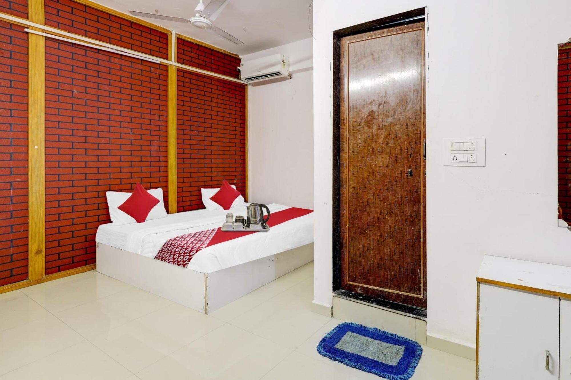 Hotel O Cozy Rooms Surat Exterior photo