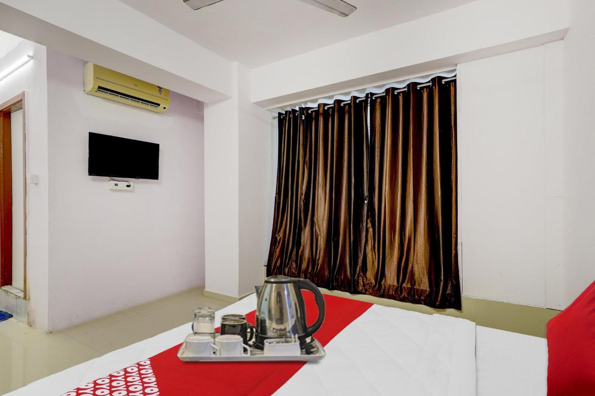 Hotel O Cozy Rooms Surat Exterior photo