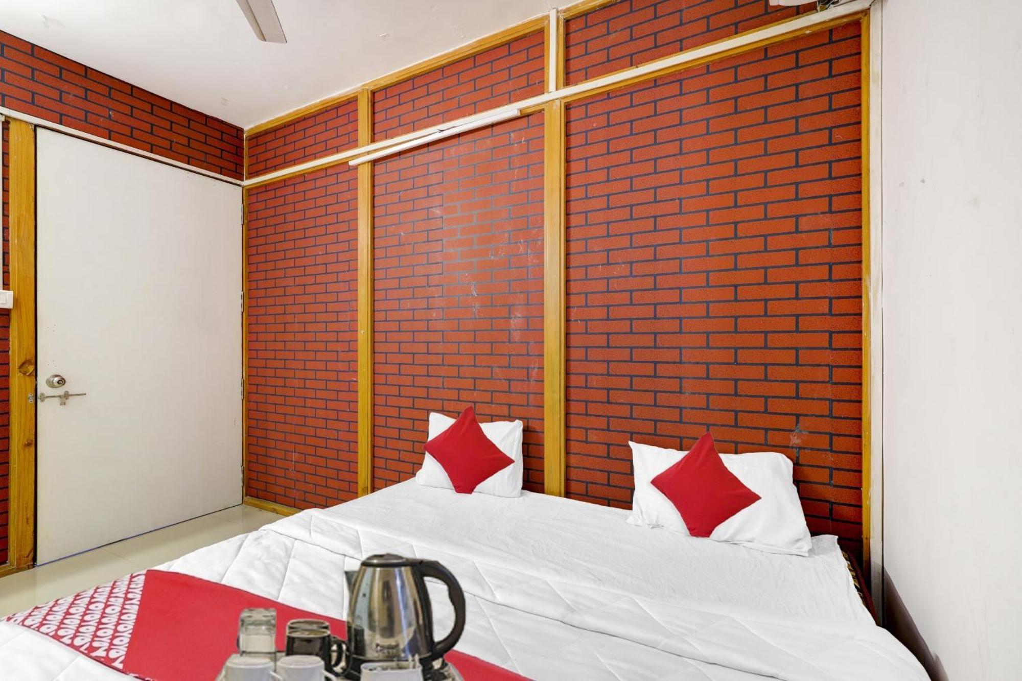 Hotel O Cozy Rooms Surat Exterior photo